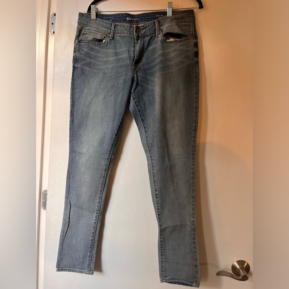 Levi’s Demo Curve medium wash modern rose skinny jeans.